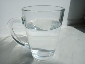 Alkotox gouttes dans un verre d'eau, expérience de l'utilisation du produit