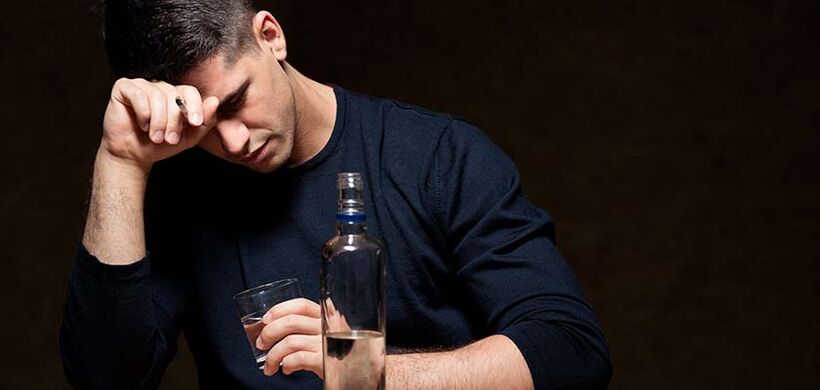 un homme boit de l'alcool comment arrêter photo 1
